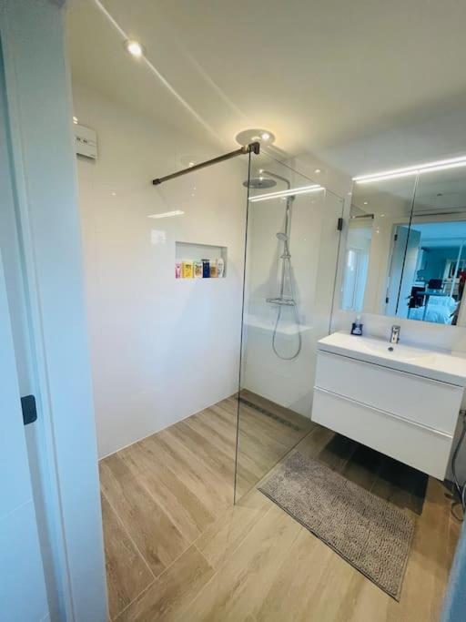 Prachtig Guesthouse Met Gratis Parkeren Maasmechelen Dış mekan fotoğraf